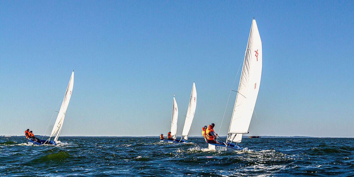 Segelkurs des Hochschulsports Einige Segelboote auf dem Greifswalder Bodden